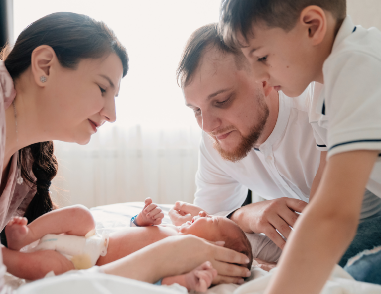 family-meeting-newborn-first-night-home-parents-sibling.jpg